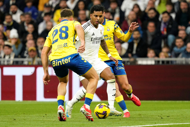 Pemain Real Madrid Rodrygo berebut bola dengan pemain Las Palmas Juanma Herzog pada pertandingan Liga Spanyol di Santiago Bernabeu, Madrid, Spanyol, Minggu (19/1/2025). Foto: Ana Beltran/REUTERS