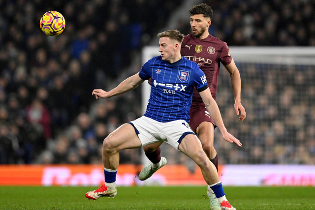 Pemain Manchester City Ruben Dias berebut bola dengan pemain Ipswich Town Liam Delap pada pertandingan Liga Inggris di Portman Road, Ipswich, Inggris, Minggu (19/1/2025). Foto: Tony O Brien/REUTERS