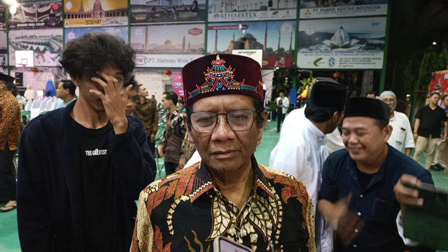 Mantan Menko Polhukam Mahfud MD menghadiri usai acara Malam Peringatan Haul ke-15 Gus Dur di Masjid Muhammad Cheng Hoo, Surabaya, Minggu (19/1/2025).  Foto: Farusma Okta Verdian/kumparan