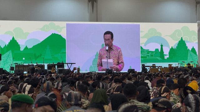 Gubernur DIY, Sri Sultan Hamengku Buwono X saat memberikan sambutannya pada rangkaian acara Jogja Pandu Peradaban Nusantara Menuju Hamemayu Hayuning Buwana pada Sabtu (18/1) di Graha Pradipta, Jogja Expo Center. Foto: Arif UT/Pandangan Jogja