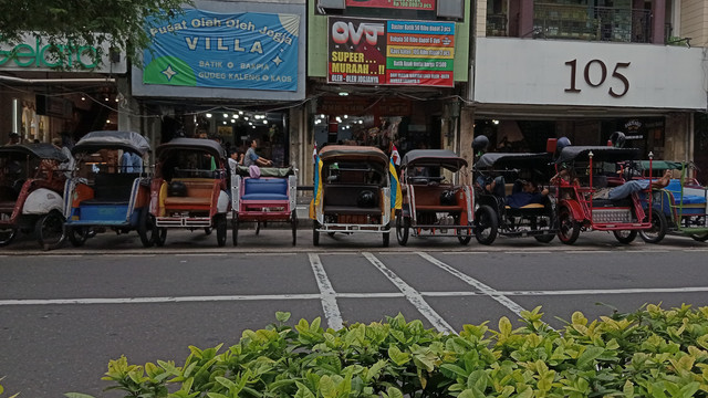 Foto becak yang berjejer rapi menunggu penumpang di depan Malioboro Mall, Yogyakarta, Jumat (13/12/2024). Dokumentasi Pribadi: Figi Nurmelia Agista