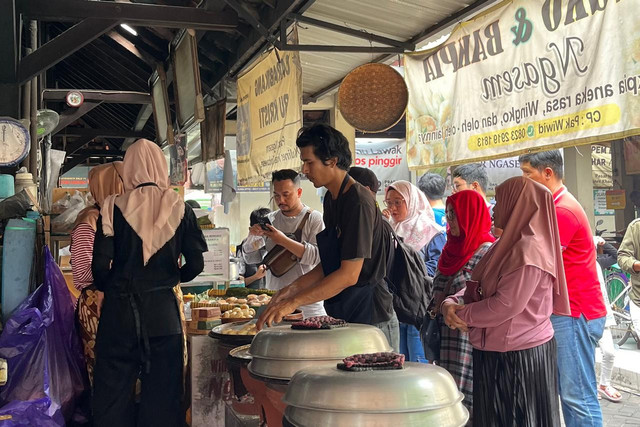 Pembuatan bakpia tradisional di Pasar Ngasem. Kredit foto: Nindita Aulia