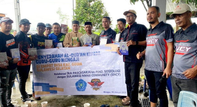 Pendidikan Sosiologi Universitas Muhammadiyah (Unismuh) Makassar menggandeng Sulawesi Nmax Community menggelar kegiatan Bakti Sosial yakni penyerahan ratusan mushaf Al-Qur'an di Empat desa di Kecamatan Bajeng, Kabupaten Gowa  