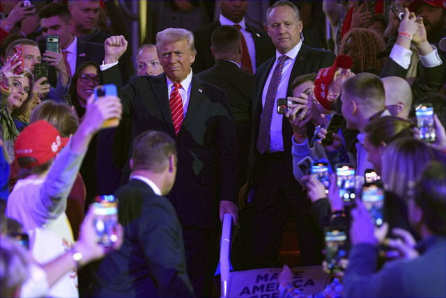 Presiden terpilih Donald Trump tiba di sebuah rapat umum menjelang pelantikan presiden ke-60, Minggu (19/1/2025). Foto: Evan Vucci/AP Photo