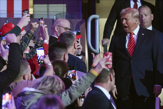 Presiden terpilih Donald Trump tiba di sebuah rapat umum menjelang pelantikan presiden ke-60, Minggu (19/1/2025). Foto: Evan Vucci/AP Photo