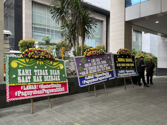 Karangan Bunga memenuhi kantor Kemendiktisaintek di Komplek Parlemen Senayan, Jakarta Pusat, Senin (20/1/2025). Foto: Alya Zahra/kumparan 