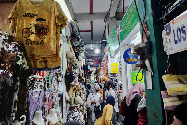 Hiruk Pikuk Lorong Kecil di Pasar Beringharjo. (Sumber : Dokumentasi Pribadi)