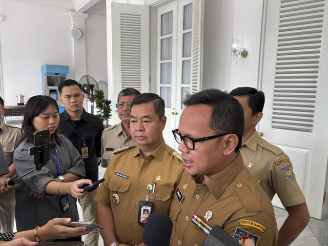 Wamendagri Bima Arya (kanan) bersama PJ Gubernur Jakarta Teguh Setyabudi di Balai Kota, Jakarta pada Senin (20/1/2025). Foto: Abid Raihan/kumparan