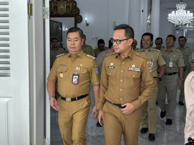 Wamendagri Bima Arya (kanan) bersama PJ Gubernur Jakarta Teguh Setyabudi di Balai Kota, Jakarta pada Senin (20/1/2025). Foto: Abid Raihan/kumparan