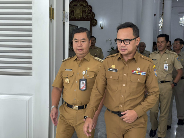 Wamendagri Bima Arya (kanan) bersama PJ Gubernur Jakarta Teguh Setyabudi di Balai Kota, Jakarta pada Senin (20/1/2025). Foto: Abid Raihan/kumparan