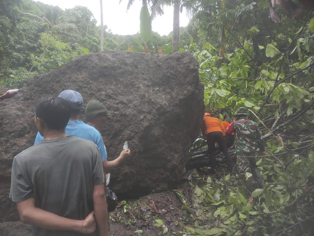 Proses evakuasi korban longsor di Klungkung, Bali, Senin (20/1/2025). Akibat bencana ini, 4 orang tewas. Foto: Dok. SAR Denpasar