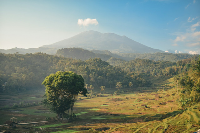 Oleh-oleh khas Majalengka. Foto pemandangan alam Majalengka. Sumber: Unsplash/Ilmi Amali Q.A