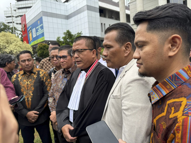 Kuasa Hukum Paslon nomor urut 2 Pilgub Jateng, Ahmad Luthfi-Taj Yasin, Denny Indrayana dan Hamdan Zoelva di MK, Jakarta, Senin (20/1/2025). Foto: Luthfi Humam/kumparan