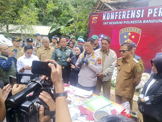 Konferensi pers pengungkapan kasus tambang emas ilegal di Kecamatan Kutawaringin, Kabupaten Bandung, pada Senin (20/1/2025). Dok. Robby Boceu/kumparan Foto: Robby Bouceu/kumparan