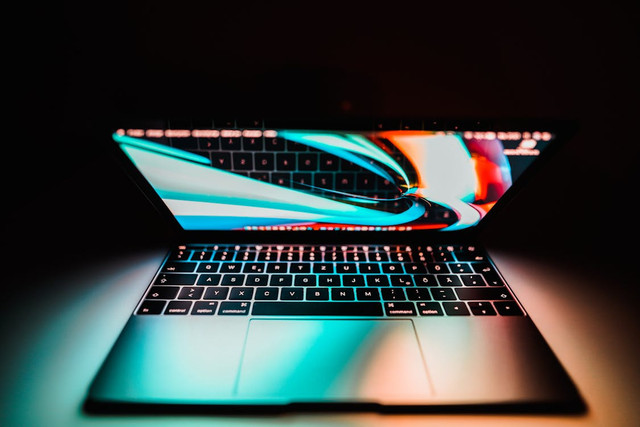 Ilustrasi laptop dengan fitur backlit atau backlight keyboard. Foto: Pexels