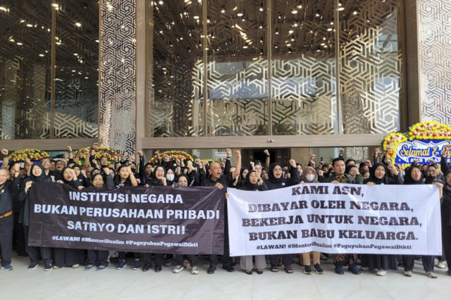 Ratusan pegawai Aparatur Sipil Negara dari Direktorat Jenderal Pendidikan Tinggi (Ditjen Dikti) Kementerian Pendidikan Tinggi, Sains, dan Teknologi (Kemdiktisaintek) menggelar aksi damai di depan kantor Kemdiktisaintek, Jakarta, Senin (20/1/2025). Foto: Sean Filo Muhamad/ANTARA