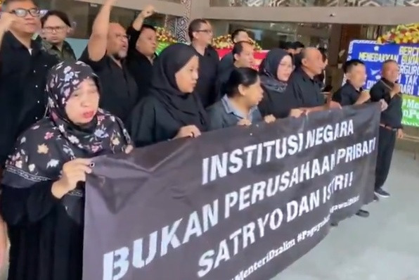 Ratusan pegawai Aparatur Sipil Negara dari Direktorat Jenderal Pendidikan Tinggi (Ditjen Dikti) Kementerian Pendidikan Tinggi, Sains, dan Teknologi (Kemdiktisaintek) menggelar aksi damai di depan kantor Kemdiktisaintek, Jakarta, Senin (20/1/2025). Foto: x/ @Indria123456