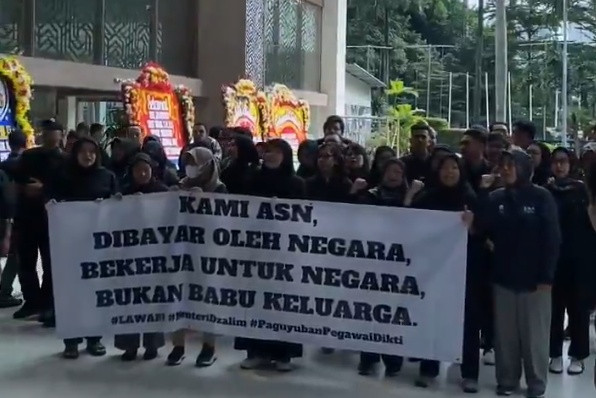 Ratusan pegawai Aparatur Sipil Negara dari Direktorat Jenderal Pendidikan Tinggi (Ditjen Dikti) Kementerian Pendidikan Tinggi, Sains, dan Teknologi (Kemdiktisaintek) menggelar aksi damai di depan kantor Kemdiktisaintek, Jakarta, Senin (20/1/2025). Foto: x/ @Indria123456