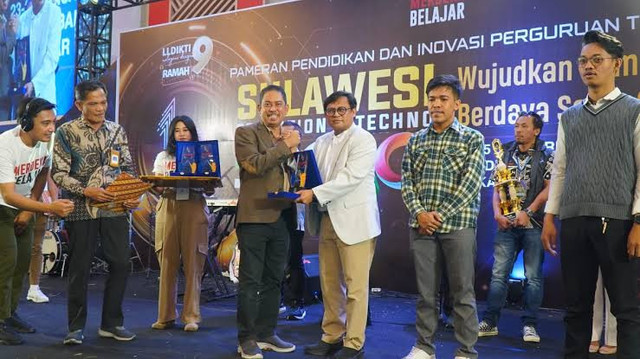 Wakil Rektor II Universitas Muhammadiyah (Unismuh) Makassar Prof Andi Sukri Syamsuri MHum, menerima penghargaan dari Kepala LLDIKTI Wilayah XI Sultanbatara Andi Lukman MSi, dalam acara penutupan Pameran Sulaewesi Education & Techno Expo 2024