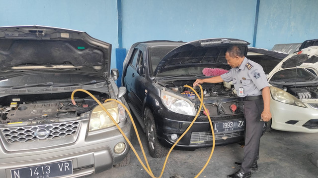 Rupbasan Mojokerto Laksanakan Pemeliharaan dan Perawatan Mobil Rampasan KPK RI