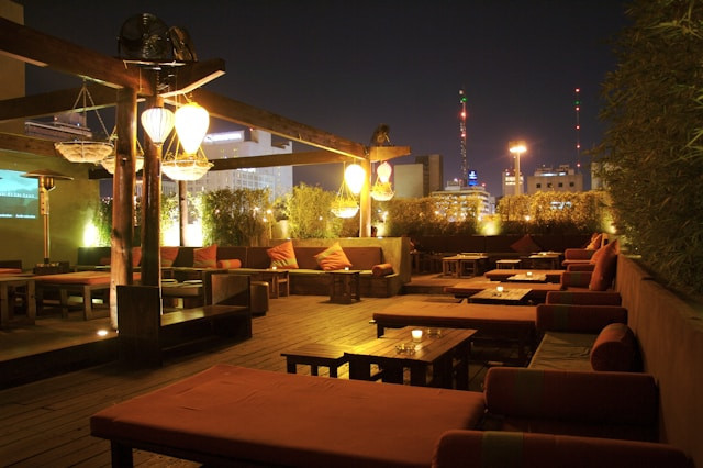 Layang Layang Resto & Rooftop Bar. Foto hanya ilustrasi, bukan tempat sebenarnya. Sumber: Unsplash/Brands People