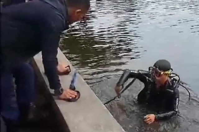 Dinas Pemadam Kebakaran Dan Penyelamatan Kota Depok Mako Kembang dan Pos Merdeka menyelam untuk mengambil HP warga terjatuh ke Setu Cilodong, Senin (20/1/2025). Foto: Instagram/ @depokfirerescue113