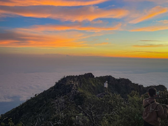 Gunung Kerenceng. Foto hanyalah ilustrasi bukan tempat sebenarnya. Sumber: Unsplash/Salman Mukti