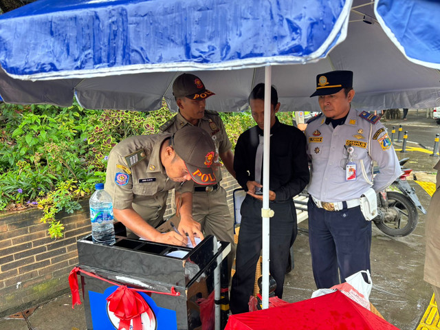 Dishub Jaksel, Polres Jaksel, dan Satpol PP menertibkan parkir liar di sekitar Jalan Wolter Monginsidi dan Jalan Gunawarman, Jakarta Selatan pada Senin (20/1/2025).  Foto: Abid Raihan/kumparan