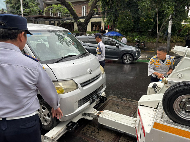 Dishub Jaksel, Polres Jaksel, dan Satpol PP menertibkan parkir liar di sekitar Jalan Wolter Monginsidi dan Jalan Gunawarman, Jakarta Selatan pada Senin (20/1/2025). Foto: Abid Raihan/kumparan