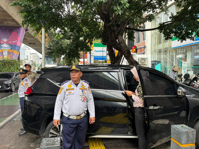 Dishub Jaksel, Polres Jaksel, dan Satpol PP menertibkan parkir liar di sekitar Jalan Wolter Monginsidi dan Jalan Gunawarman, Jakarta Selatan pada Senin (20/1/2025).  Foto: Abid Raihan/kumparan