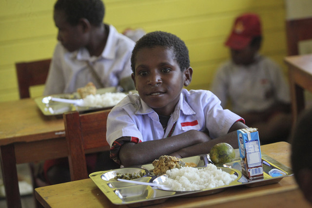 Siswa bersiap menyantap menu makan bergizi gratis perdana di SD Santo Michael Bilogae, Distrik Sugapa, Kabupaten Intan Jaya, Papua Tengah, Senin (20/1/2025). Foto: Martinus Eguay/ANTARA FOTO