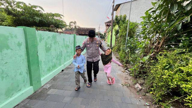 Bon Ali bersama anak-anak yatim di Yayasan Rumah Singgah Bumi Damai, Sabtu (11/1). Foto: Arif UT/Pandangan Jogja