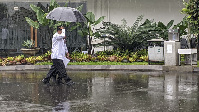 Menteri Kelautan dan Perikanan Sakti Wahyu Trenggono menemui presiden Republik Indonesia Prabowo Subianto di Istana Negara, Jakarta Pusat, Senin (20/1/2025). Foto: Zamachsyari/kumparan