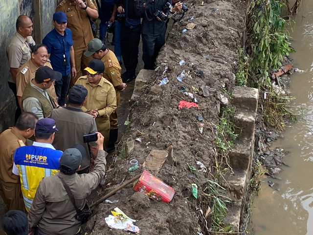 PJ Gubernur Lampung, Samsudin saat meninjau warga yang terdampak banjir di Jalan RE Marthamartadinata tepatnya Kampung Pasar Ambon, Pesawahan, Teluk Betung Selatan. | Foto: Sinta Yuliana/Lampung Geh