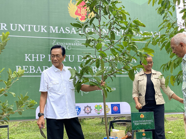 Gubernur DIY, Sri Sultan Hamengku Buwono X, dalam acara "Tanam Bersama Pohon Langka", Senin (20/1). Foto: Resti Damayanti/Pandangan Jogja