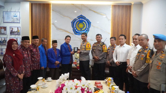 Rektor Unismuh Makassar Dr Ir Abd Rakhim Nanda ST MT IPU bersama dengan Rombongan menerma kunjungan Kapolrestabes Makassar Kombespol Arya Perdana SH SIK, MSi, dalam kesemapatan tersebut Kapolrestabes Makassar mengajak Civitas Akademik Unismuh Makassar menjaga suasana Kamtibmas 