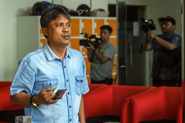 Advokat yang juga keluarga buronan Harun Masiku, Daniel Masiku usai menjalani pemeriksaan di Gedung Merah Putih KPK, Jakarta, Senin (20/1/2025). Foto: Muhammad Adimaja/ANTARA FOTO