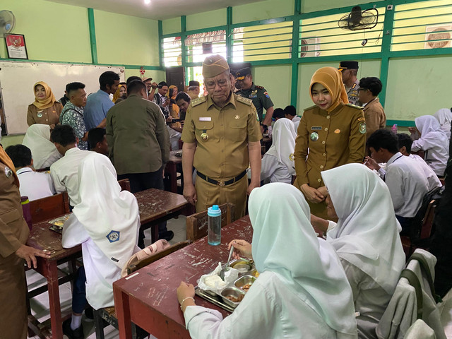 Pj Gubernur Kalbar, Harisson dan Kadisdikbud Kalbar, Rita Hastarita saat memantau launching Makan Bergizi Gratis di SMPN 9 Pontianak. Foto: Yulia Ramadhiyanti/Hi!Pontianak