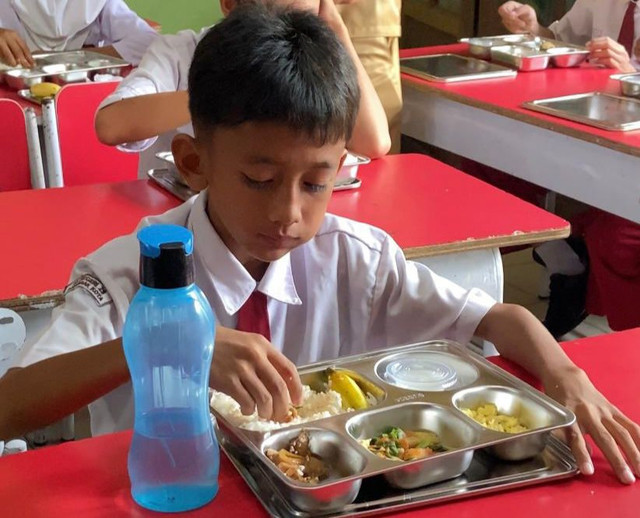 Siswa SDN 29 Pontianak menikmati makan bergizi gratis. Foto: Ferla Putri Mastura/Hi!Pontianak