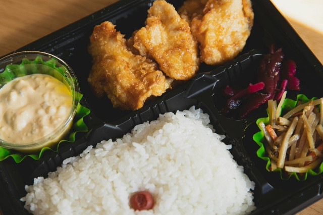 Foto oleh Ryutaro Tsukata: https://www.pexels.com/id-id/foto/makanan-makan-malam-makan-siang-hidangan-6249398/