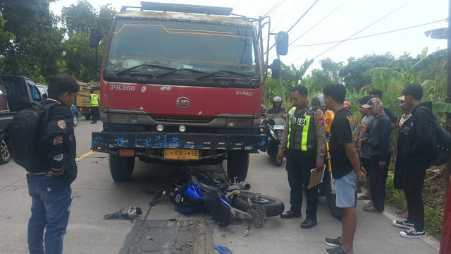 Petugas saat lakukan olah TKP kecelakaan lalu-lintas di Jalan Raya Bojonegoro-Cepu, turut Desa Sukoharo, Kecamatan Kalitidu, Kabupaten Bojonegoro. Senin (20/01/2025) (Aset: Istimewa)