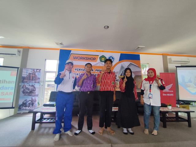 Asmo Kalbar memberikan edukasi safety riding. Foto: Dok. Astra Motor Kalbar