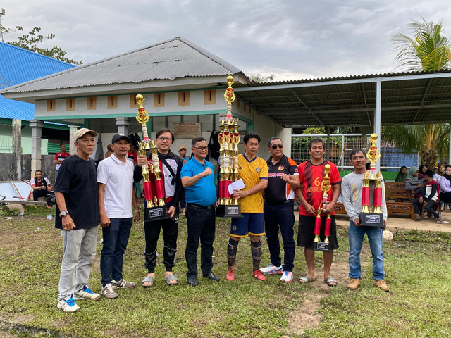 Anggota DPRD Kalbar, Zulfydar Zaidar Mochtar saat menyerahkan piala dan hadiah kepapa pemenang. Foto: Yulia Ramadhiyanti/Hi!Pontianak