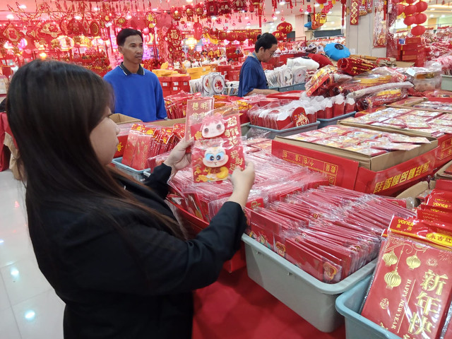 Amplop angpao warna merah dengan motif ular banyak diburu warga Tionghoa. Foto: Masruroh/Basra