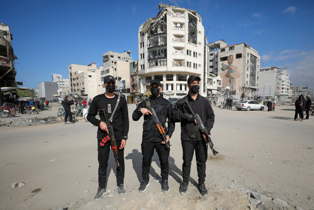 Polisi Hamas berjaga setelah dikerahkan di jalan-jalan untuk menjaga ketertiban, menyusul gencatan senjata antara Israel dan Hamas, di Kota Gaza, Senin (20/1/2025). Foto: Dawoud Abu Alkas/REUTERS