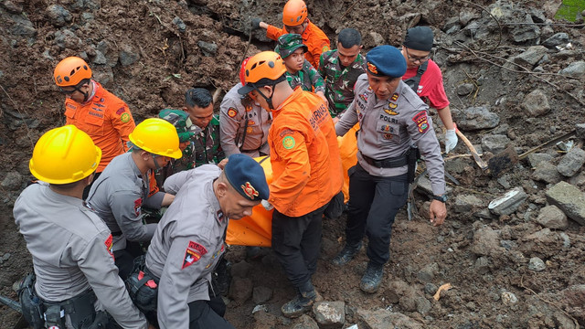 Tim SAR gabungan evakuasi korban longsor di Denpasar, Bali, Senin (20/1/2025).  Foto: Mili.id