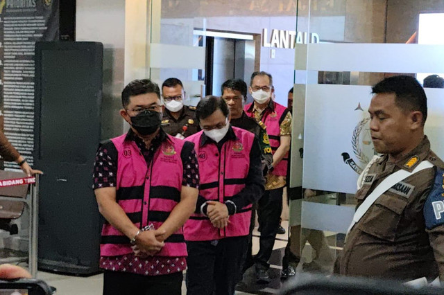 Petugas membawa tersangka baru terkait kasus korupsi impor gula ke mobil tahanan di Kejagung, Jakarta, Senin (20/1/2025). Foto: Jonathan Devin/kumparan