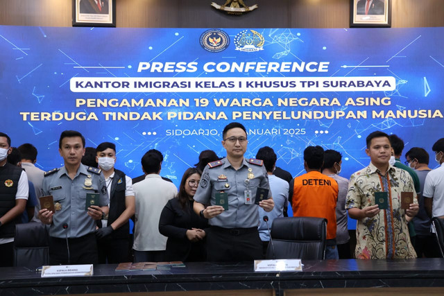 Imigrasi Surabaya Gagalkan Penyelundupan 17 WN Nepal ke Eropa