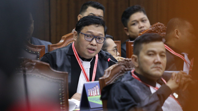 Muh Salman Darwis (kiri tengah) selaku kuasa hukum Termohon pada sidang mendengarkan Jawaban Termohon, Perkara Nomor 05/PHPU.WAKO-XXIII/2025 Perselisihan Hasil Pemilihan Umum Walikota Kota Banjarbaru, pada Senin (20/1/2025). Foto: Mahkamah Konstitusi RI