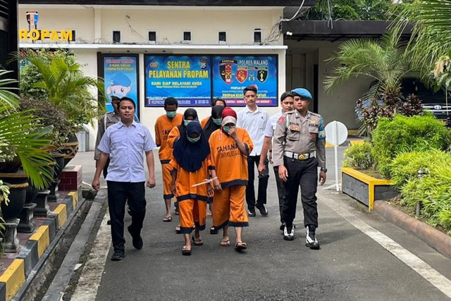 6 tersangka pemilik "warung kopi cetol" di Pasar Gondanglegi, Kabupaten Malang, Senin (20/1/2025). Foto: Farusma Okta Verdian/kumparan